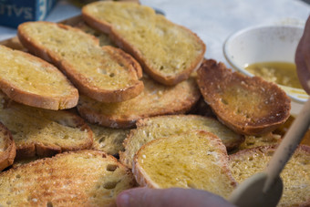 准备片烤面包与橄榄石油意大利零食准备片烤面包与橄榄石油意大利零食