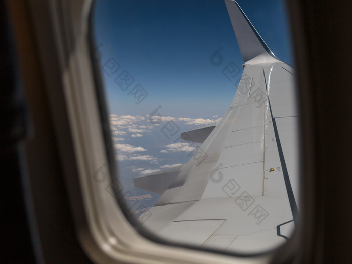 看外窗口飞机小屋白色飞机翼和云看外窗口飞机小屋白色飞机翼和云
