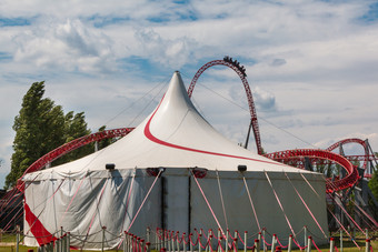 马戏团帐篷和红色的过山车内部公共<strong>娱乐</strong>公园马戏团帐篷和红色的过山车内部公共<strong>娱乐</strong>公园