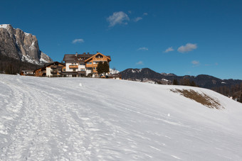 山小屋和滑<strong>雪坡</strong>景观阳光明媚的一天山小屋和滑<strong>雪坡</strong>景观阳光明媚的一天