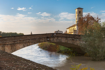 石头桥在的河和古老的贝尔塔colorno帕尔马艾米利亚罗马涅大区地区意大利石头桥在的河和古老的贝尔塔colorno帕尔马艾米利亚罗马涅大区地区意大利