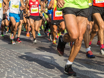 国际马拉松运行比赛人脚城市路人运行城市马拉松