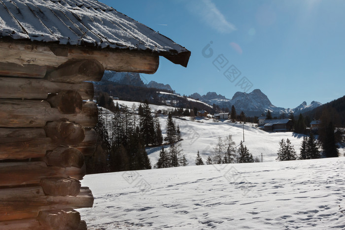 山小屋和滑雪坡景观阳光明媚的一天山小屋和滑雪坡景观阳光明媚的一天