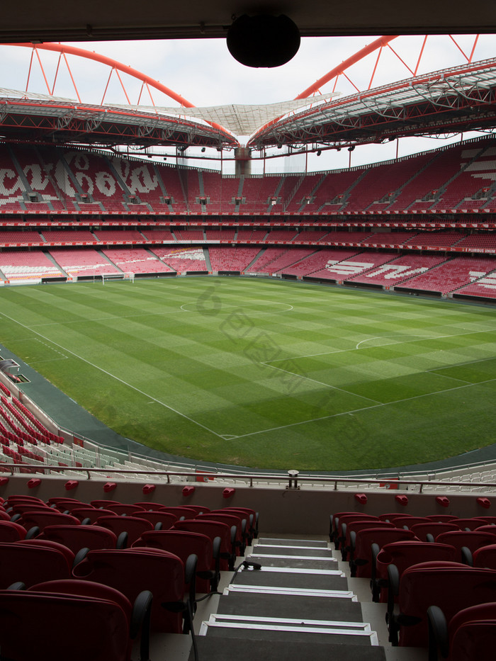 视图卢斯体育场红色的空座位和绿色足球球场里斯本葡萄牙视图卢斯体育场红色的空座位和绿色足球球场里斯本葡萄牙