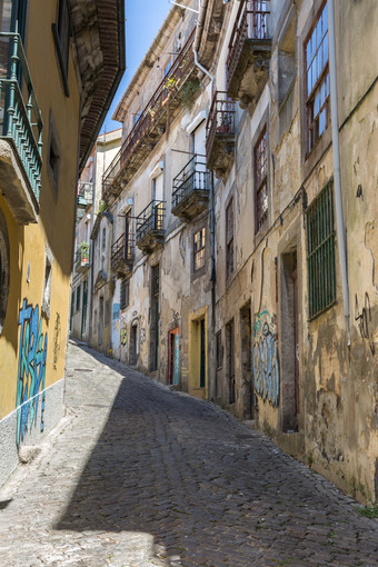 老狭窄的街葡萄牙语城市夏天时间老狭窄的街葡萄牙语小镇