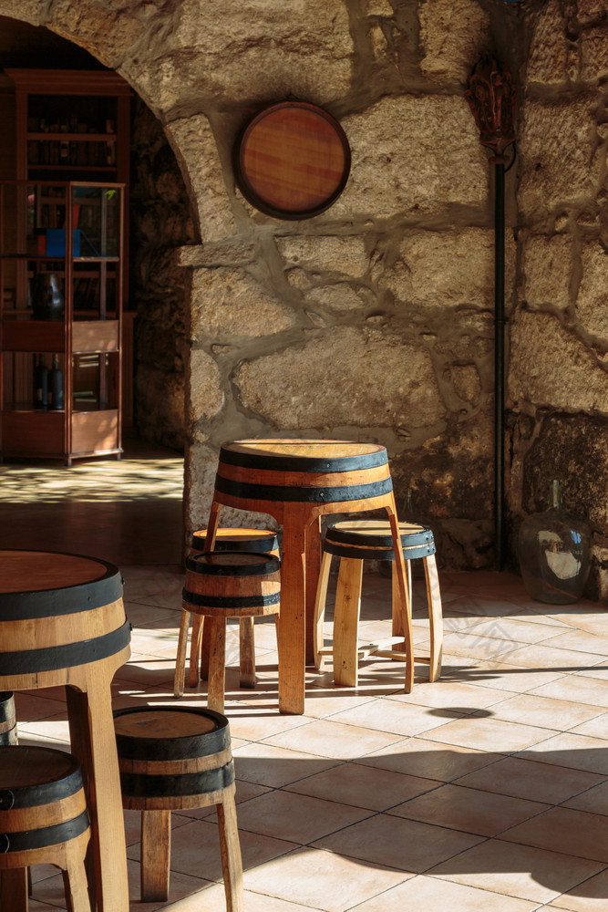 空酒酒吧与拱石头体系结构和木凳子桶形状的空酒酒吧与拱石头体系结构和木凳子