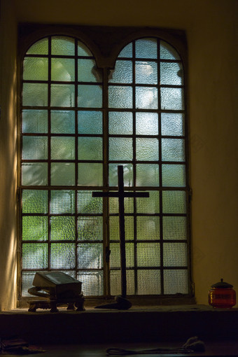 教堂彩色玻璃窗口的神圣的圣经和木交叉教堂彩色玻璃窗口的神圣的圣经和木交叉