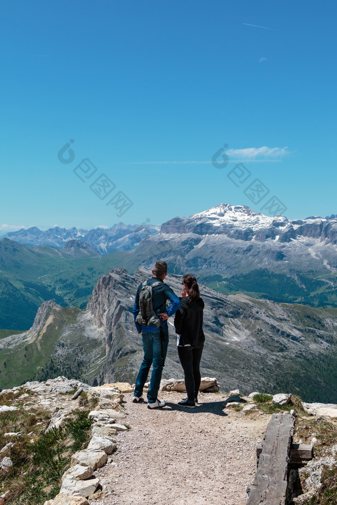 年轻的夫妇欣赏意大利白云石山脉阿尔卑斯山脉风景年轻的夫妇欣赏意大利白云石山脉阿尔卑斯山脉风景