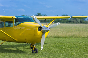 小和光黄色的风笛手飞机附近的失控的准备好了取从小和光黄色的风笛手飞机附近的失控的准备好了取从