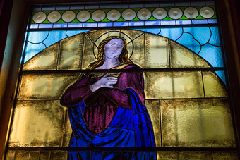 染色玻璃窗口内部意大利教堂描绘维珍玛丽染色玻璃窗口内部意大利教堂描绘维珍玛丽