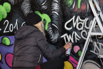 年轻的女孩街艺术家喷涂公共城市城市墙年轻的女孩街艺术家喷涂公共城市城市墙