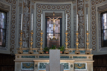 大理石坛与枝状大烛台内部圣安德里亚教堂曼图亚意大利大理石坛与枝状大烛台内部圣安德里亚教堂曼图亚意大利