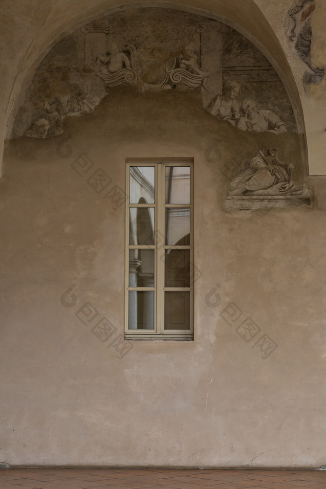 拱门列和院子里反映了的玻璃窗口拱门列和院子里反映了的玻璃窗口