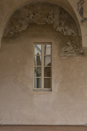 拱门列和院子里反映了的玻璃窗口拱门列和院子里反映了的玻璃窗口