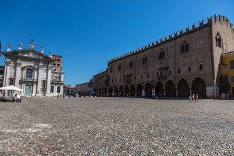 令人惊异的公爵的宫外观的主要广场的城市广场sordello和大教堂意大利令人惊异的公爵的宫外观的主要广场的城市广场sordello和大教堂