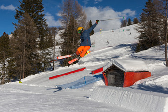 滑雪行动滑雪跳的山<strong>雪地</strong>公园滑雪行动滑雪跳的山<strong>雪地</strong>公园