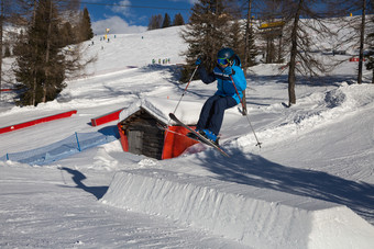 滑雪行动滑雪跳的山雪地公园滑雪行动滑雪跳的山雪地公园