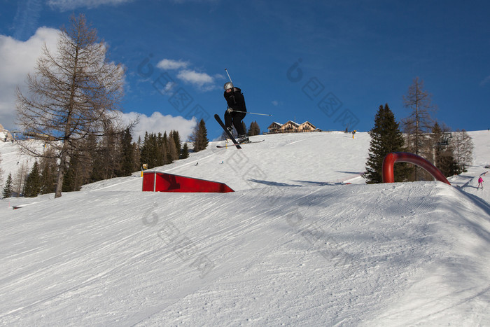 滑雪行动滑雪跳的山雪地公园滑雪行动滑雪跳的山雪地公园