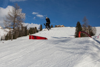 滑雪行动滑雪跳的山<strong>雪地</strong>公园滑雪行动滑雪跳的山<strong>雪地</strong>公园