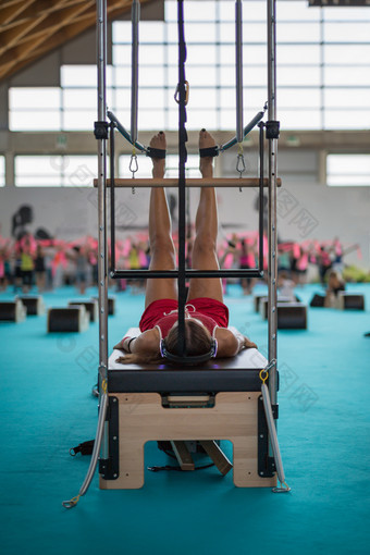 女孩与耳<strong>机</strong>说谎床上做练习与腿牵引培训设备<strong>健身</strong>房女孩与耳<strong>机</strong>说谎床上做练习与腿牵引培训设备<strong>健身</strong>房