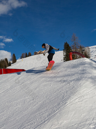 滑雪行动跳的山<strong>雪地</strong>公园滑雪行动跳的山<strong>雪地</strong>公园