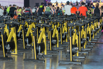 集团现代黄色的旋转自行车健身锻炼类健身房集团现代黄色的旋转自行车健身锻炼类健身房