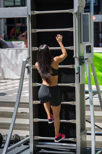 女孩练习健身攀爬新机移动自动扶梯为体育运动女孩练习健身攀爬新机移动自动扶梯为体育运动