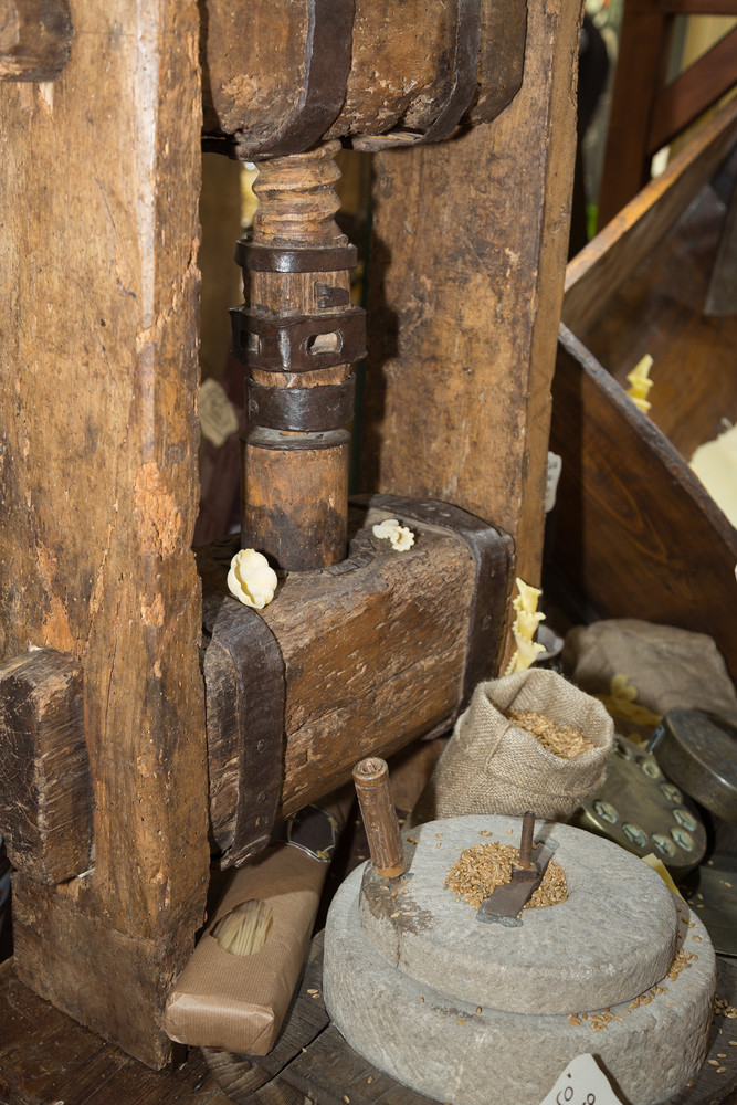古老的石头机手册磨床轮与曲柄和木新闻为意大利面古老的石头机手册磨床轮与曲柄和木新闻为意大利面