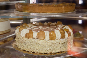 蛋糕塞与奶油泡芙和巧克力和奶油蛋糕塞与奶油泡芙和巧克力和奶油