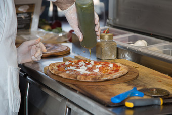 披萨制造商谁准备美味的披萨与奶酪马苏里拉奶酪石油和西红柿披萨制造商谁准备美味的披萨与奶酪马苏里拉奶酪石油和西红柿