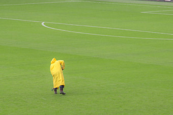 场工人与黄色的雨衣谁需要哪的足球场之前匹配场工人与黄色的雨衣谁需要哪的足球场之前匹配
