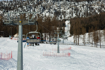 现代滑雪电梯与滑雪者意大利白云石山脉阿尔卑斯山脉冬天一天与雪现代滑雪电梯与滑雪者意大利白云石山脉阿尔卑斯山脉冬天一天与雪