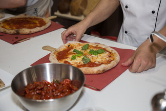 披萨制造商谁准备美味的margherita披萨与罗勒披萨制造商谁准备美味的margherita披萨与罗勒