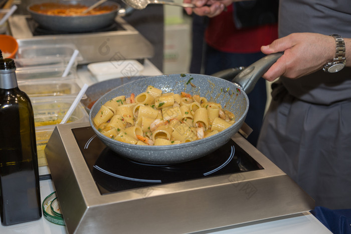 烹饪意大利意大利面内部平底锅老板工作的厨房烹饪意大利意大利面内部平底锅老板工作的厨房