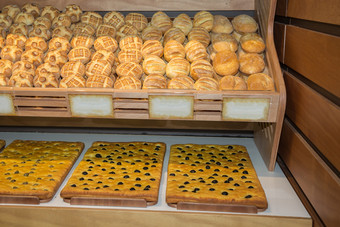 集团各种各样的类型面包和沙拉意大利完全一样内部面包店集团各种各样的类型面包和沙拉意大利完全一样内部面包店