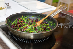 烹饪红色的豆子和菠菜黑色的锅烹饪红色的豆子和菠菜黑色的锅