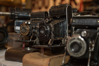 古老的折叠相机与波纹管他们的皮革情况下古老的折叠相机与波纹管他们的皮革情况下