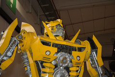 大黄色的机器人建与汽车部分大黄色的机器人建与汽车部分