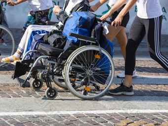禁用运动员体育运动轮椅在<strong>马拉松</strong>帮助女跑步者禁用运动员体育运动轮椅在<strong>马拉松</strong>帮助女跑步者