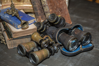 小古董双筒望远镜下一个磨破的书小古董双筒望远镜下一个磨破的书