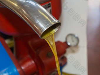 流动石油从钢管特写镜头视图橄榄石油机流动石油从钢管特写镜头视图橄榄石油机