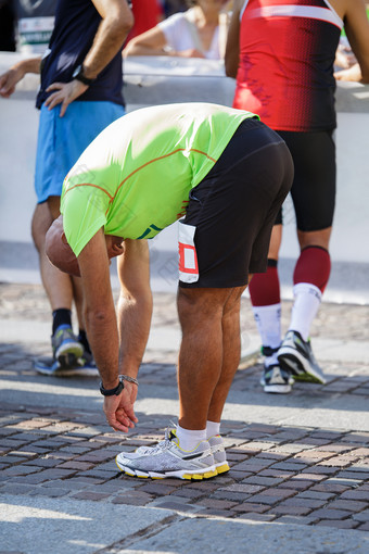 热身和伸展运动腿肌肉之前马拉松的城市热身和伸展运动腿肌肉之前马拉松的城市