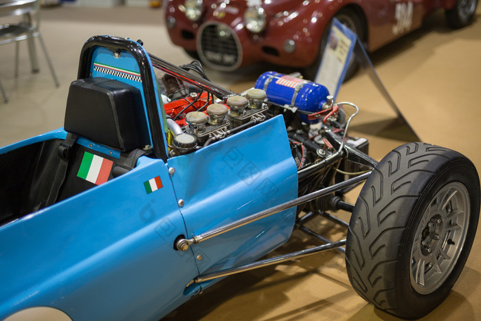 细节的司机rsquo座位和外部电动机老蓝色的赛车车细节的司机rsquo座位和外部电动机老蓝色的赛车车
