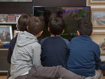 这一年老孩子们见过从后面玩<strong>视频游戏</strong>而坐着前面的电视这一年老孩子们见过从后面玩<strong>视频游戏</strong>而坐着前面的电视