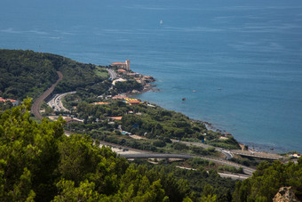 空中视图放进嘴里城堡与的植被的海和的道路附近的利沃诺意大利空中视图放进嘴里城堡与的植被的海和的道路附近的利沃诺意大利