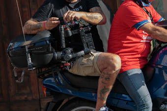 视频相机操作符摩托车与相机而拍摄体育事件视频相机操作符摩托车与相机而拍摄体育事件