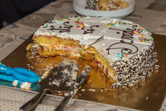 生日蛋糕与奶油巧克力和草莓和银蛋糕刀生日蛋糕与奶油巧克力和草莓和银蛋糕刀