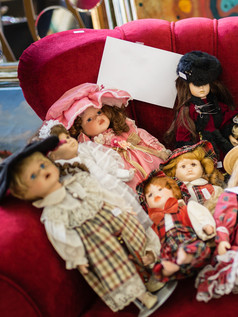集团古董娃娃红色的沙发上集团古董娃娃红色的沙发上