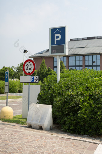 一些路迹象指示<strong>停车</strong>区域一些路迹象指示<strong>停车</strong>区域