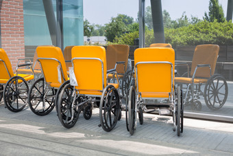 集团空和橙色颜色轮椅前面医院窗口集团空和橙色颜色轮椅前面医院窗口